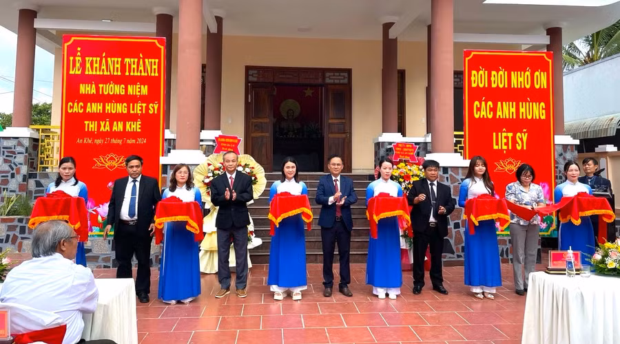 Các đồng chí lãnh đạo thị xã và đại diện lãnh đạo Sở Lao động-Thương binh và Xã hội tỉnh cắt băng khánh thành Nhà tưởng niệm các anh hùng liệt sĩ thị xã An Khê. Ảnh: Ngọc Minh