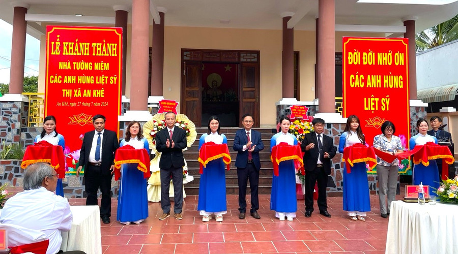 Các đồng chí lãnh đạo thị xã và đại diện lãnh đạo Sở Lao động-Thương binh và Xã hội tỉnh cắt băng khánh thành Nhà tưởng niệm các anh hùng liệt sĩ thị xã An Khê. Ảnh: Ngọc Minh