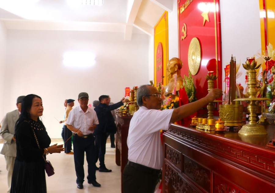 Các đồng chí lãnh đạo thị xã, nguyên lãnh đạo thị xã qua các thời kỳ cùng cán bộ thị xã An Khê dâng hương tại Nhà tưởng niệm các anh hùng liệt sĩ thị xã An Khê. Ảnh: Ngọc Minh