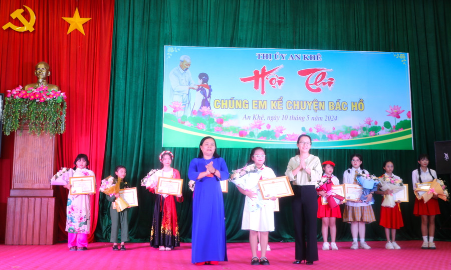 Đại diện Ban tổ chức trao giải cho thí sinh đạt giải tại hội thi &quot;Chúng em kể chuyện Bác Hồ&quot; năm 2024. Ảnh: Ngọc Minh