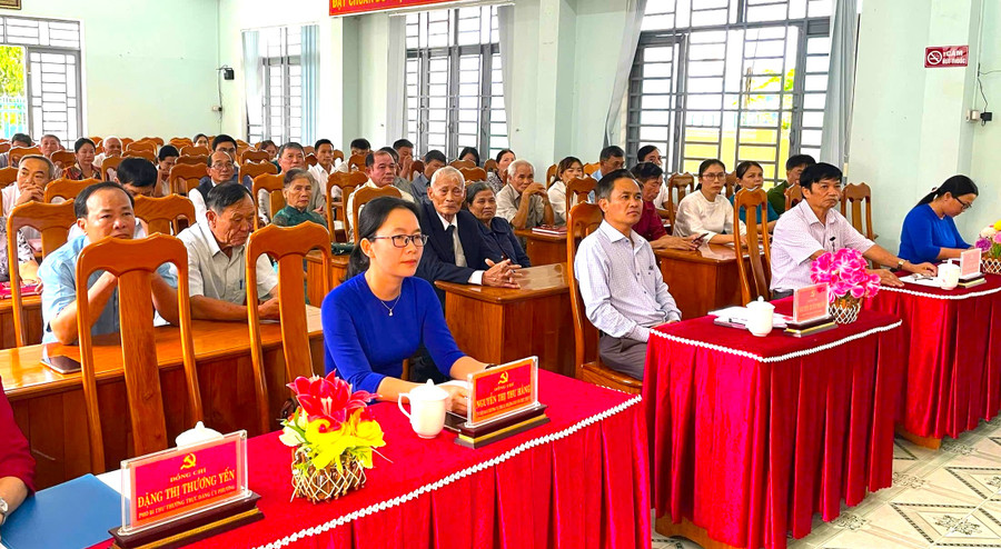 Các đại biểu dự lễ trao tặng Huy hiệu Đảng cho 8 đảng viên thuộc Đảng bộ phường Tây Sơn (thị xã An Khê) đợt 2-9 năm 2024. Ảnh: Ngọc Minh Các đại biểu dự lễ trao tặng Huy hiệu Đảng cho 8 đảng viên thuộc Đảng bộ phường Tây Sơn (thị xã An Khê) đợt 2-9 năm 2024. Ảnh: Ngọc Minh