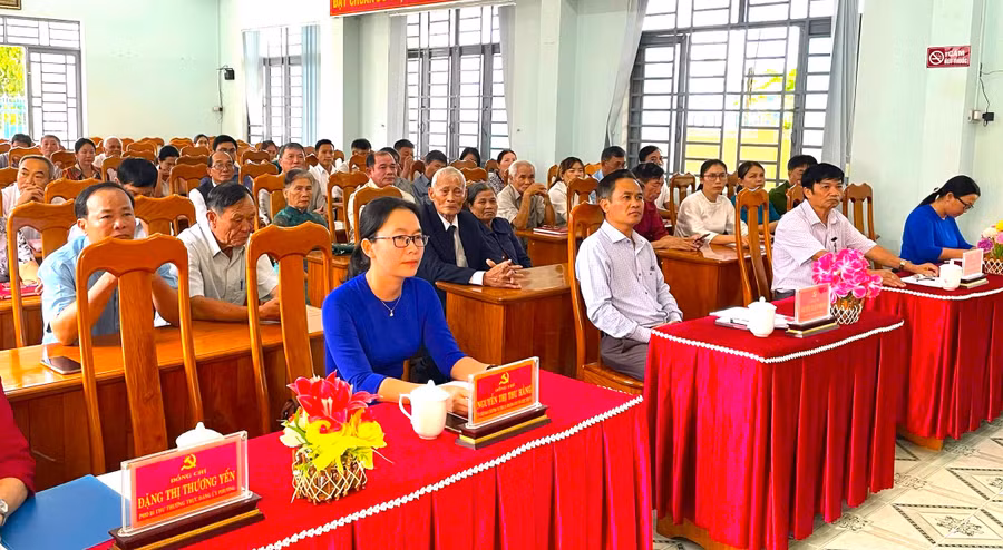 Các đại biểu dự lễ trao tặng Huy hiệu Đảng cho 8 đảng viên thuộc Đảng bộ phường Tây Sơn (thị xã An Khê) đợt 2-9 năm 2024. Ảnh: Ngọc Minh