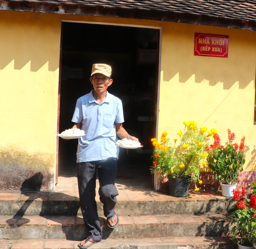 Sáng sớm, người dân quanh vùng đến chuẩn bị lễ vật, dâng cúng thần linh, các bậc tiền nhân đã có công khai mở đất đai, phù hộ cho người dân được bình an, ấm no hạnh phúc. Ảnh: Ngọc Minh Sáng sớm, người dân quanh vùng đến chuẩn bị lễ vật, dâng cúng thần linh, các bậc tiền nhân đã có công khai mở đất đai, phù hộ cho người dân được bình an, ấm no hạnh phúc. Ảnh: Ngọc Minh