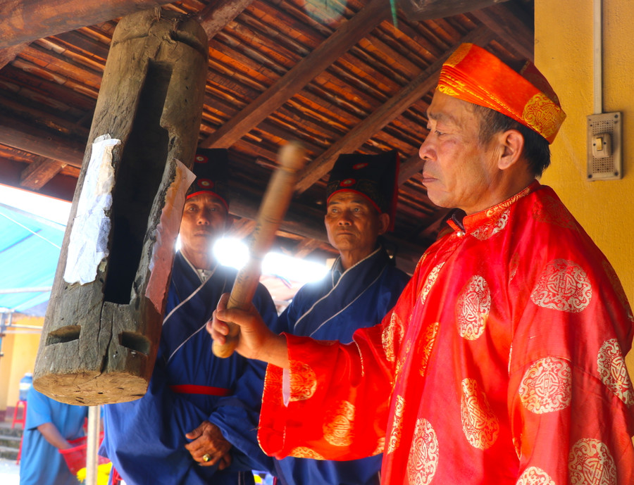 Theo tục xưa, sau phần cúng lễ thần linh, người đứng đầu ban nghi lễ đánh một hồi mõ báo hiệu với dân làng cúng Khai Sơn đã xong, cửa rừng được mở, người dân có thể lên rừng, ra đồng sản xuất, thu hái sản vật. Ảnh: Ngọc Minh Theo tục xưa, sau phần cúng lễ thần linh, người đứng đầu ban nghi lễ đánh một hồi mõ báo hiệu với dân làng cúng Khai Sơn đã xong, cửa rừng được mở, người dân có thể lên rừng, ra đồng sản xuất, thu hái sản vật. Ảnh: Ngọc Minh