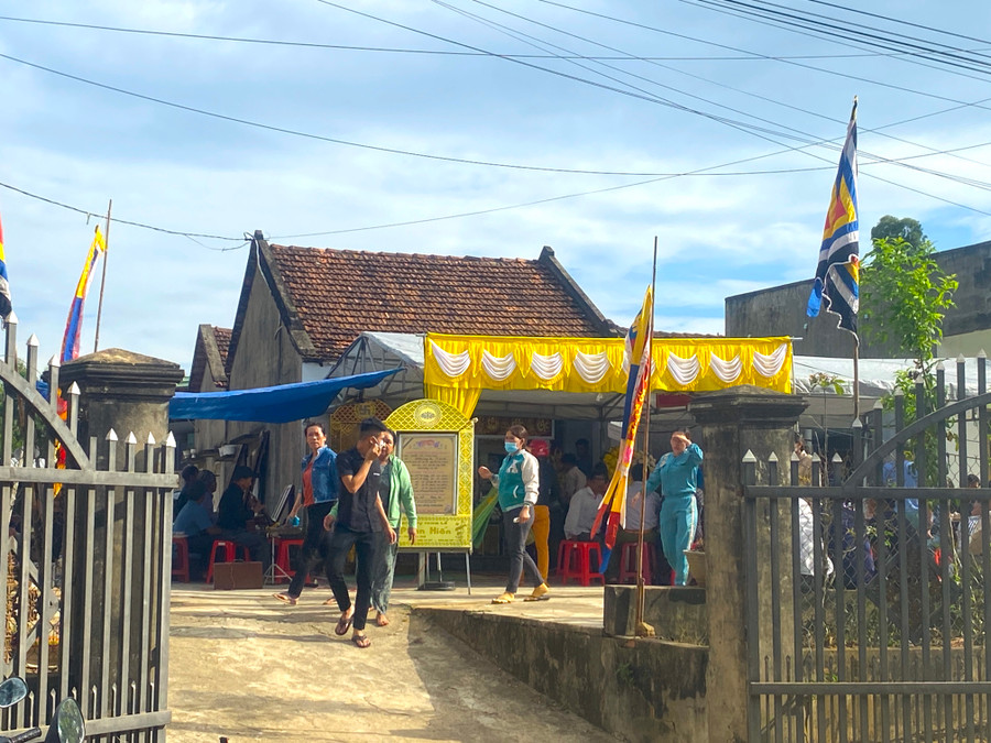 Người dân thôn Thượng An 3, xã Song An, thị xã An Khê đến thăm hỏi, chia buồn cùng gia đình, người thân các em học sinh bị đuối nước tử vong. Ảnh: Ngọc Minh