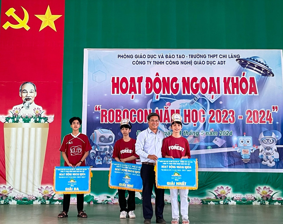 Đại diện Ban tổ chức trao giải nhất, nhì, ba cho các đội đạt thành tích cao. Ảnh: An Phát Đại diện Ban tổ chức trao giải nhất, nhì, ba cho các đội đạt thành tích cao. Ảnh: An Phát