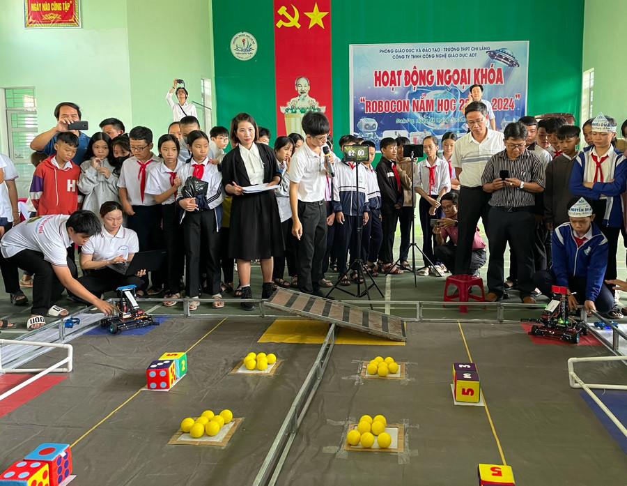 Thông qua hoạt động ngoại khóa “Robocon năm học 2023-2024” nhằm tạo sân chơi khoa học bổ ích, vui tươi, khơi dậy niềm đam mê sáng tạo công nghệ cho học sinh trên địa bàn huyện Đak Pơ. Ảnh: An Phát Thông qua hoạt động ngoại khóa “Robocon năm học 2023-2024” nhằm tạo sân chơi khoa học bổ ích, vui tươi, khơi dậy niềm đam mê sáng tạo công nghệ cho học sinh trên địa bàn huyện Đak Pơ. Ảnh: An Phát