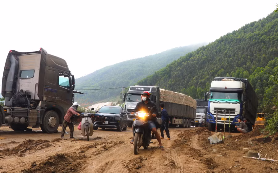 Nhiều ô tô, tài xế, người dân mắc kẹt ngay đầu đèo An Khê. Ảnh: Ngọc Minh