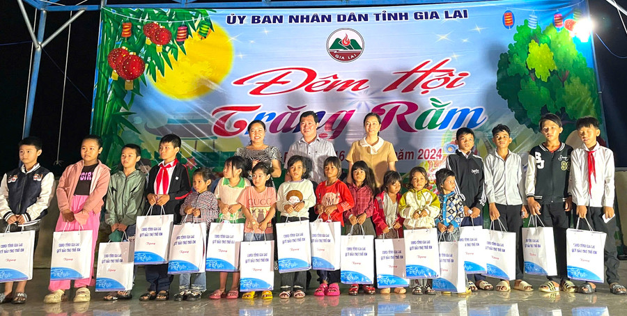 Đại diện Ban tổ chức tặng quà Trung thu cho các em thiếu nhi có hoàn cảnh khó khăn trên địa bàn xã Yang Băc, huyện Đak Pơ. Ảnh: Ngọc Minh Đại diện Ban tổ chức tặng quà Trung thu cho các em thiếu nhi có hoàn cảnh khó khăn trên địa bàn xã Yang Băc, huyện Đak Pơ. Ảnh: Ngọc Minh