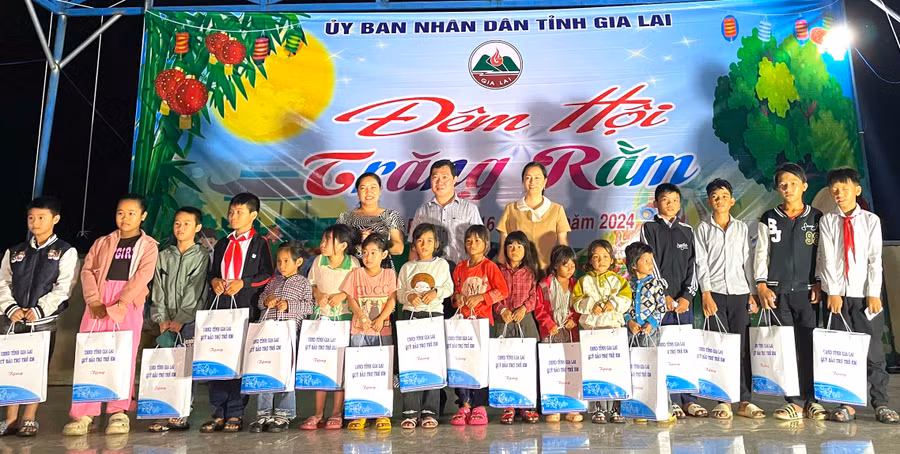 Đại diện Ban tổ chức tặng quà Trung thu cho các em thiếu nhi có hoàn cảnh khó khăn trên địa bàn xã Yang Băc, huyện Đak Pơ. Ảnh: Ngọc Minh