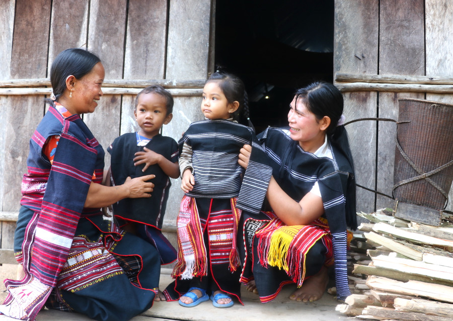 Mỗi dịp lễ hội, hội viên, phụ nữ làng Pốt, xã Song An, thị xã An Khê thường cho các con mặc trang phục truyền thống để lan tỏa tình yêu, trân quý nghề dệt thổ cẩm cuẩ cha ông. Ảnh: Ngọc Minh Mỗi dịp lễ hội, hội viên, phụ nữ làng Pốt, xã Song An, thị xã An Khê thường cho các con mặc trang phục truyền thống để lan tỏa tình yêu, trân quý nghề dệt thổ cẩm cuẩ cha ông. Ảnh: Ngọc Minh