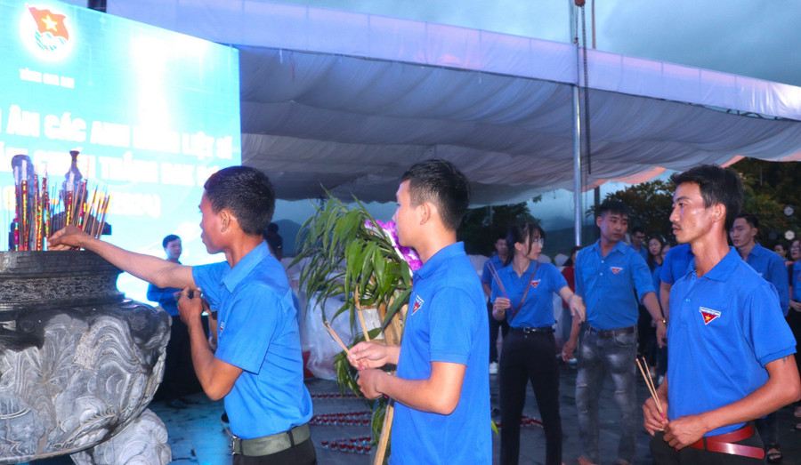 200 cán bộ, đoàn viên, thanh niên huyện Đak Pơ tham gia chương trình dâng hoa, dâng hương và thắp nến tri ân các Anh hùng liệt sĩ. Ảnh: Ngọc Minh