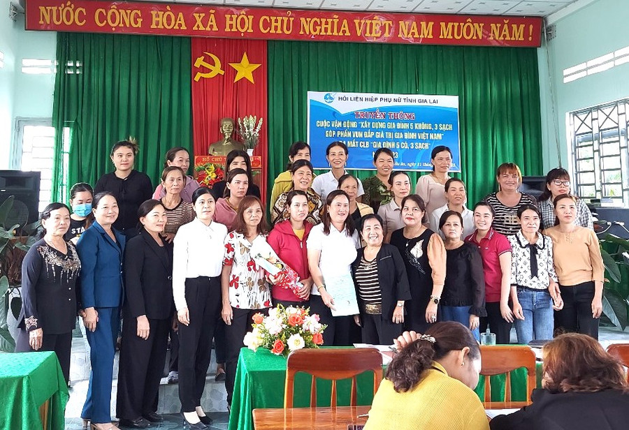 Thành viên Câu lạc bộ “Gia đình 5 có, 3 sạch” thôn An Điền (xã Cửu An, thị xã An Khê) chụp hình cùng đại diện lãnh đạo Hội LHPN tỉnh và thị xã An Khê. Ảnh: Ngọc Minh