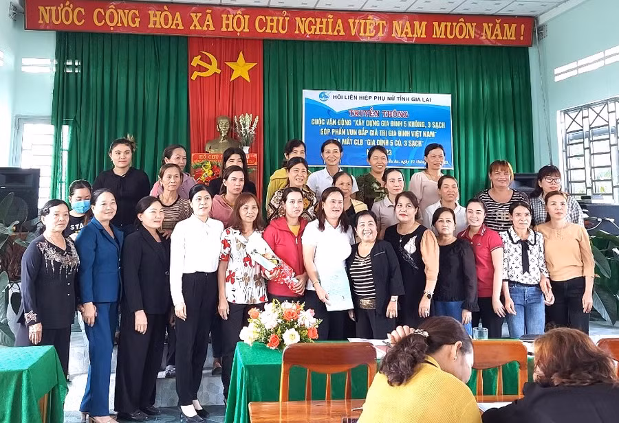 Thành viên Câu lạc bộ “Gia đình 5 có, 3 sạch” thôn An Điền (xã Cửu An, thị xã An Khê) chụp hình cùng đại diện lãnh đạo Hội LHPN tỉnh và thị xã An Khê. Ảnh: Ngọc Minh