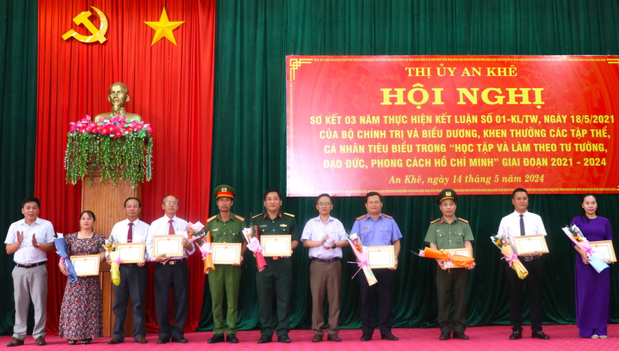 Tặng giấy khen các tập thể có thành tích xuất sắc trong “Học tập và làm theo tư tưởng, đạo đức, phong cách Hồ Chí Minh” từ năm 2021 đến năm 2023. Ảnh: Ngọc Minh Tặng giấy khen các tập thể có thành tích xuất sắc trong “Học tập và làm theo tư tưởng, đạo đức, phong cách Hồ Chí Minh” từ năm 2021 đến năm 2023. Ảnh: Ngọc Minh