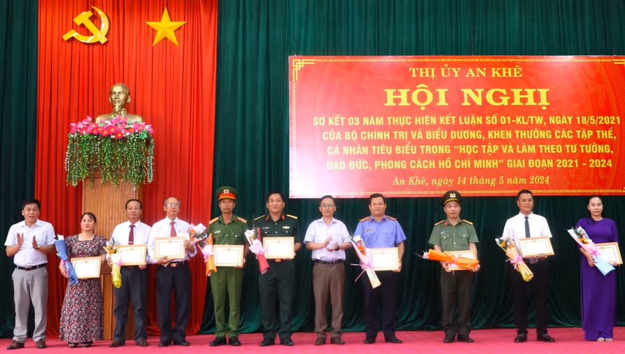 Tặng giấy khen các tập thể có thành tích xuất sắc trong “Học tập và làm theo tư tưởng, đạo đức, phong cách Hồ Chí Minh” từ năm 2021 đến năm 2023. Ảnh: Ngọc Minh