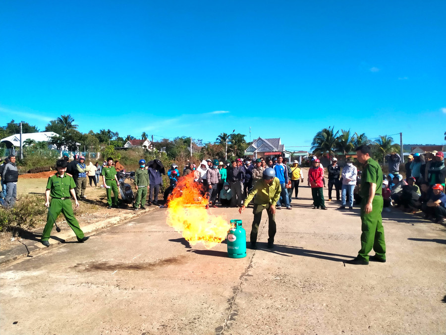 Công an huyện Kbang tập huấn cho lực lượng dân phòng cách dập lửa ở bình gas. Ảnh: Hồng Hạnh Công an huyện Kbang tập huấn cho lực lượng dân phòng cách dập lửa ở bình gas. Ảnh: Hồng Hạnh