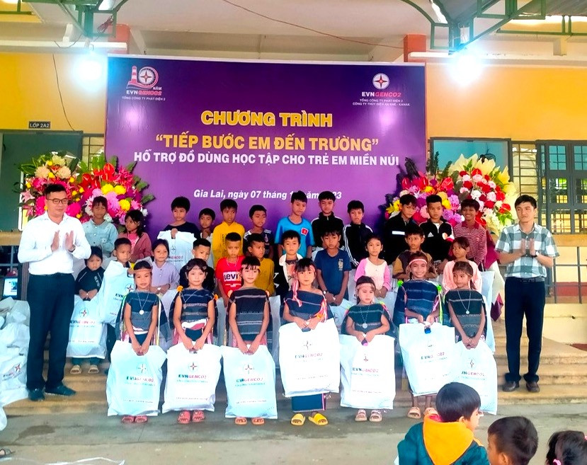 Công ty Thủy điện An Khê-Ka Nak đã tặng 253 suất quà cho học sinh Trường Tiểu học Kim Đồng (thị trấn Kbang, huyện Kbang). Ảnh: Hồng Hạnh