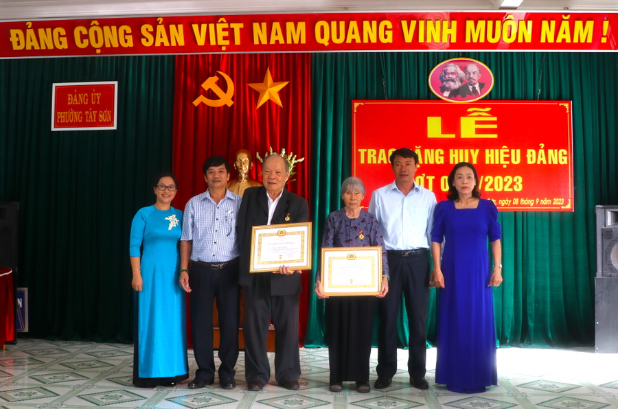 Đảng ủy phường Tây Sơn (thị xã An Khê) tổ chức trao tặng Huy hiệu Đảng 70, 60, 55, 40 năm tuổi Đảng cho đảng viên trên địa bàn. Ảnh: Ngọc Minh Đảng ủy phường Tây Sơn (thị xã An Khê) tổ chức trao tặng Huy hiệu Đảng 70, 60, 55, 40 năm tuổi Đảng cho đảng viên trên địa bàn. Ảnh: Ngọc Minh