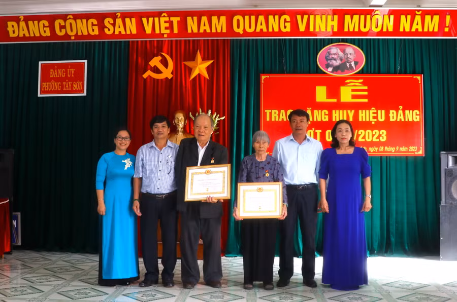 Đảng ủy phường Tây Sơn (thị xã An Khê) tổ chức trao tặng Huy hiệu Đảng 70, 60, 55, 40 năm tuổi Đảng cho đảng viên trên địa bàn. Ảnh: Ngọc Minh