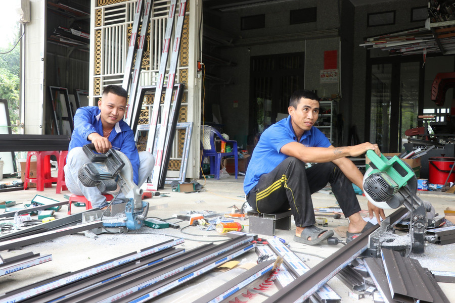 Nhờ tiếp cận nguồn vốn vay ưu đãi, anh Nguyễn Trịnh Quốc Vương (tổ 1, phường Ngô Mây) đã phát triển nghề làm cửa nhôm, sắt và tạo việc làm cho thanh niên trên địa bàn. Ảnh: Ngọc Minh Nhờ tiếp cận nguồn vốn vay ưu đãi, anh Nguyễn Trịnh Quốc Vương (tổ 1, phường Ngô Mây) đã phát triển nghề làm cửa nhôm, sắt và tạo việc làm cho thanh niên trên địa bàn. Ảnh: Ngọc Minh