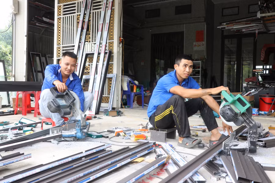 Nhờ tiếp cận nguồn vốn vay ưu đãi, anh Nguyễn Trịnh Quốc Vương (tổ 1, phường Ngô Mây) đã phát triển nghề làm cửa nhôm, sắt và tạo việc làm cho thanh niên trên địa bàn. Ảnh: Ngọc Minh