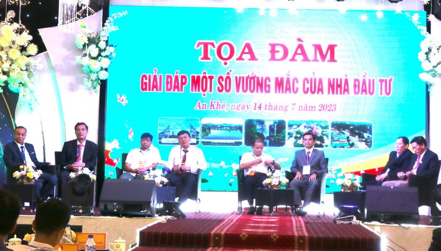 Đại diện lãnh đạo các sở và đại diện lãnh đạo các huyện, thị xã phía Đông Gia Lai giải đáp thắc mắc cho các nhà đầu tư. Ảnh: An Phát