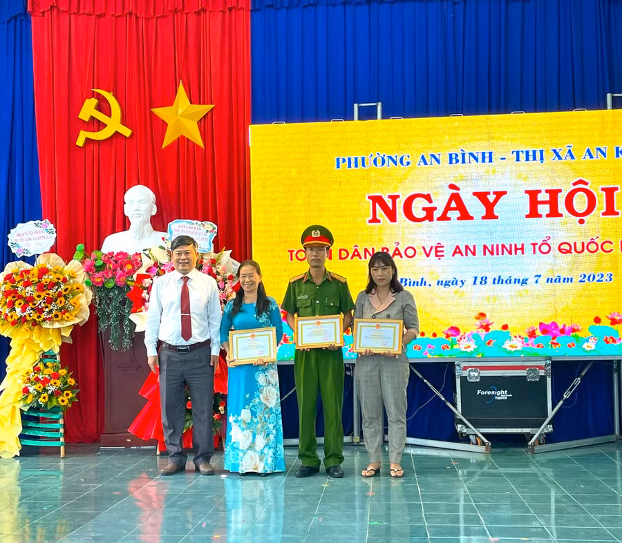 Thừa ủy quyền của Chủ tịch UBND thị xã An Khê, Bí thư Đảng ủy phường An Bình Võ Thanh Bảo trao giấy khen cho cá nhân có thành tích. Ảnh: Ngọc Minh