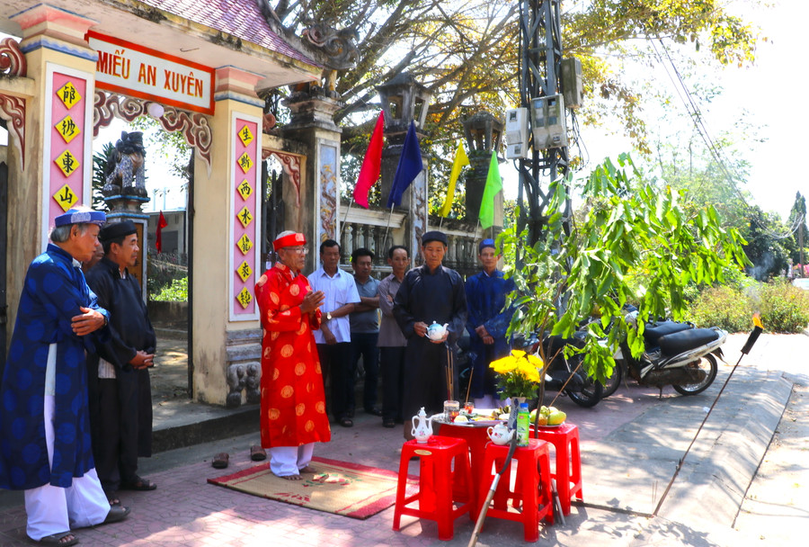 Tại miếu An Xuyên (tổ 4, phường Tây Sơn, thị xã An Khê) lễ cúng Khai Sơn được thực hiện trong miếu và dâng cúng các vị thần linh 1 mâm cỗ chay với xôi, chè, hoa, quả nhang, đèn, trà, rượu trước cổng. Ảnh: Ngọc Minh Tại miếu An Xuyên (tổ 4, phường Tây Sơn, thị xã An Khê) lễ cúng Khai Sơn được thực hiện trong miếu và dâng cúng các vị thần linh 1 mâm cỗ chay với xôi, chè, hoa, quả nhang, đèn, trà, rượu trước cổng. Ảnh: Ngọc Minh