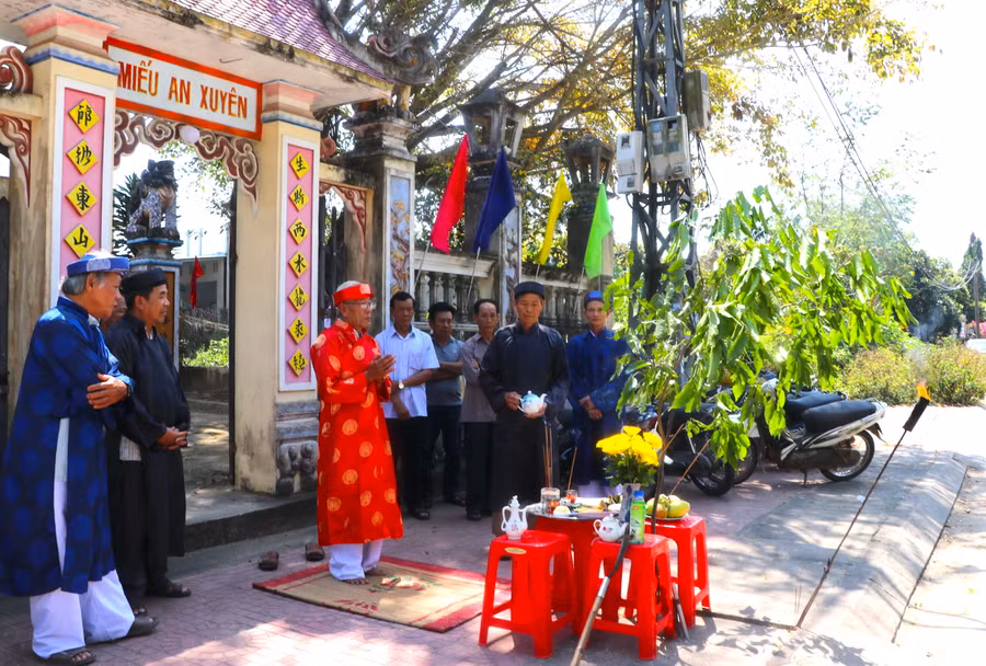 Tại miếu An Xuyên (tổ 4, phường Tây Sơn, thị xã An Khê) lễ cúng Khai Sơn được thực hiện trong miếu và dâng cúng các vị thần linh 1 mâm cỗ chay với xôi, chè, hoa, quả nhang, đèn, trà, rượu trước cổng. Ảnh: Ngọc Minh