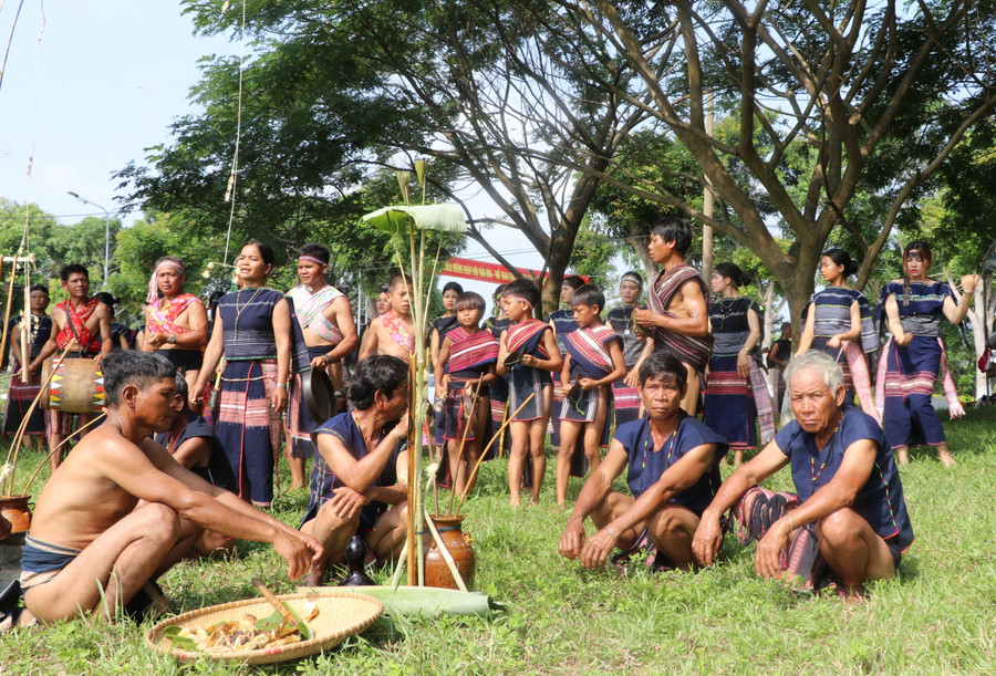 Các nghệ nhân ở xã An Thành tái hiện lễ cúng cầu mưa. Ảnh: Ngọc Minh Các nghệ nhân ở xã An Thành tái hiện lễ cúng cầu mưa. Ảnh: Ngọc Minh