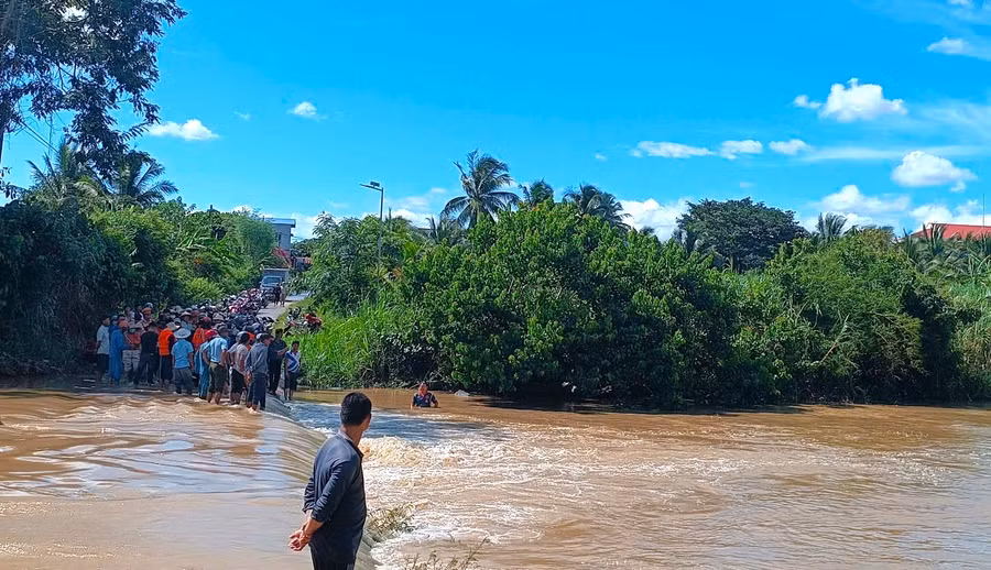 Khi đi qua ngầm tràn Đăk Hlơ (thôn 1, xã Đăk Hlơ), 2 chị em ruột Huỳnh Lê Na và Huỳnh Tấn Đạt đã bị nước cuốn trôi tử vong. Ảnh: Anh Tuấn