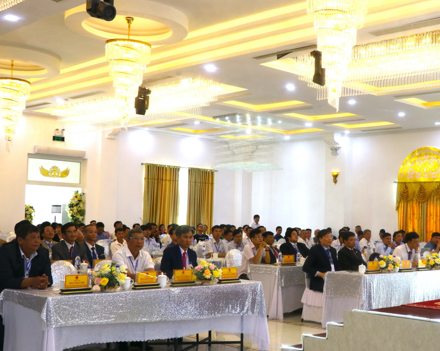 Các đồng chí lãnh đạo tỉnh, đại diện lãnh đạo sở, lãnh đạo địa phương tham dự hội nghị. Ảnh: Ngọc Minh Các đồng chí lãnh đạo tỉnh, đại diện lãnh đạo sở, lãnh đạo địa phương tham dự hội nghị. Ảnh: Ngọc Minh