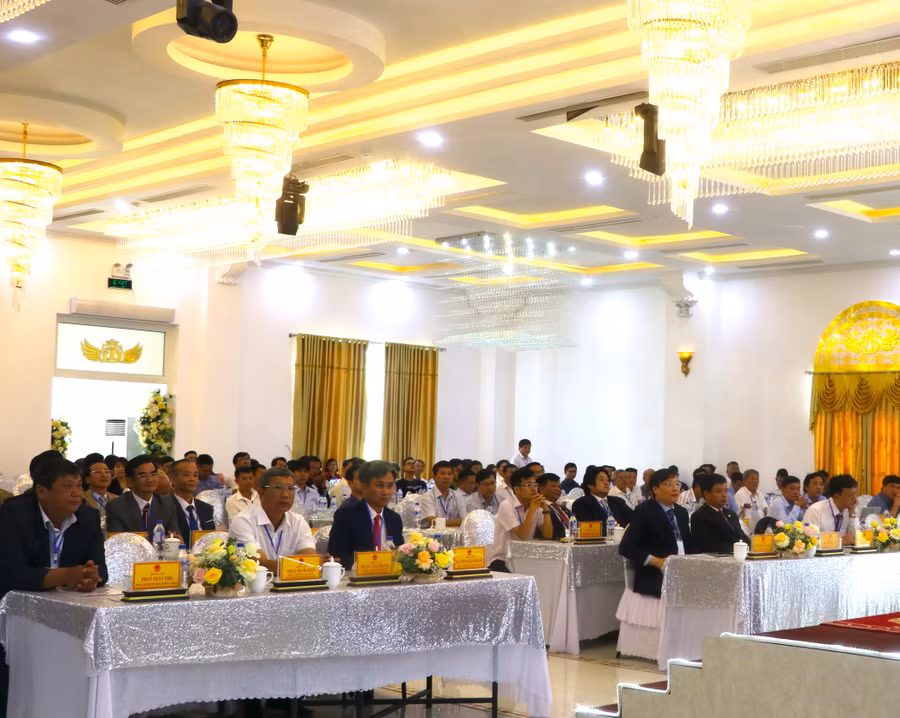 Các đồng chí lãnh đạo tỉnh, đại diện lãnh đạo sở, lãnh đạo địa phương tham dự hội nghị. Ảnh: Ngọc Minh