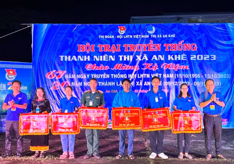 Ban tổ chức trao giải nhất, nhì, ba toàn đoàn cho các đội. Ảnh: Minh Tâm