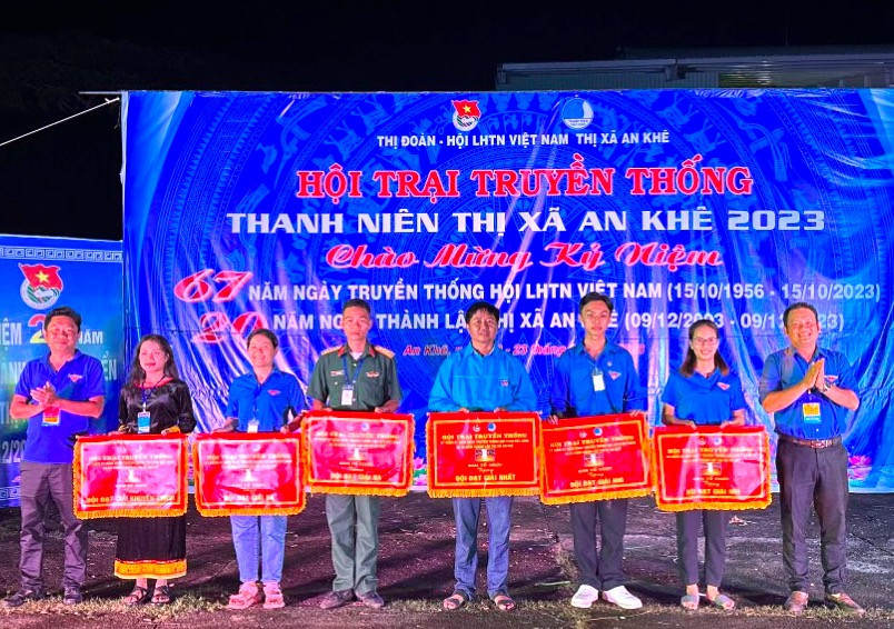 Ban tổ chức trao giải nhất, nhì, ba toàn đoàn cho các đội. Ảnh: Minh Tâm Ban tổ chức trao giải nhất, nhì, ba toàn đoàn cho các đội. Ảnh: Minh Tâm