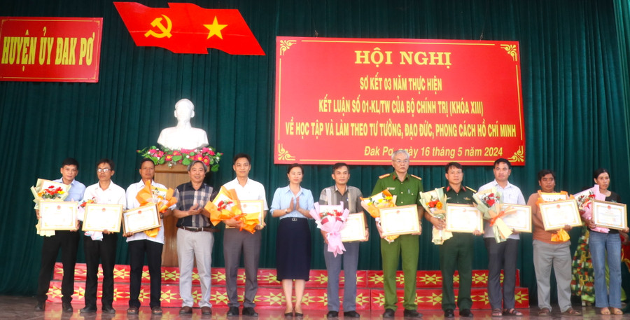 Tặng giấy khen của Chủ tịch UBND huyện cho 10 tập thể và 16 cá nhân đã có thành tích xuất sắc trong học tập và làm theo tư tưởng, đạo đức, phong cách Hồ Chí Minh, giai đoạn 2021-2024. Ảnh: Ngọc Minh Tặng giấy khen của Chủ tịch UBND huyện cho 10 tập thể và 16 cá nhân đã có thành tích xuất sắc trong học tập và làm theo tư tưởng, đạo đức, phong cách Hồ Chí Minh, giai đoạn 2021-2024. Ảnh: Ngọc Minh