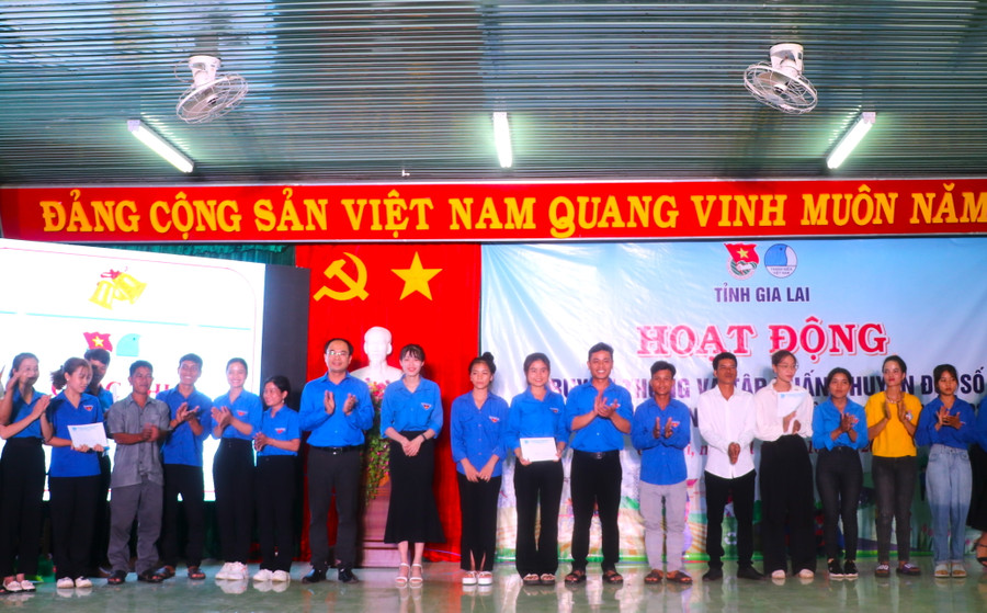 Ban tổ chức tặng quà, động viên các đội tham gia thi tìm hiểu kiến thức xây dựng NTM. Ảnh: Ngọc Minh Ban tổ chức tặng quà, động viên các đội tham gia thi tìm hiểu kiến thức xây dựng NTM. Ảnh: Ngọc Minh