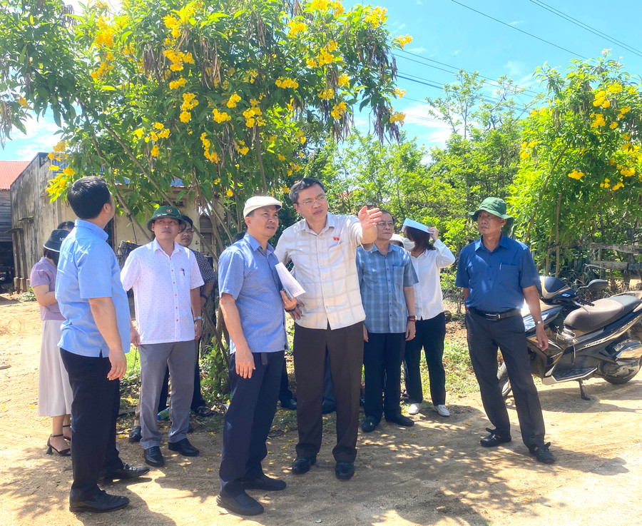 Ngay sau buổi làm việc với xã Yang Nam, UBND huyện Kông Chro, đoàn đã đi khảo sát thực tế tại cơ sở. Ảnh: Ngọc Minh