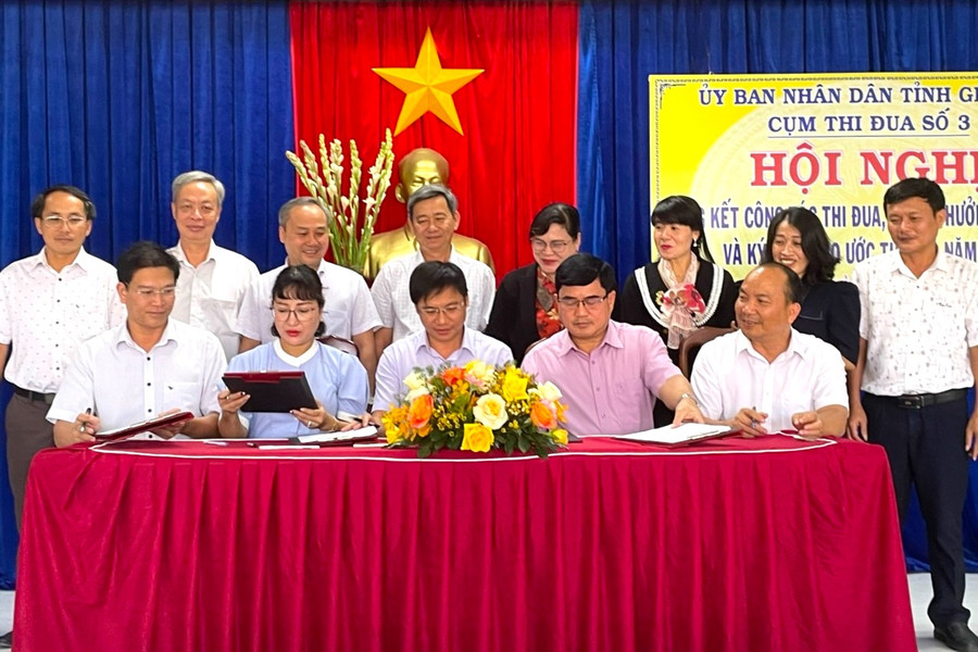 Các huyện, thị xã thuộc Cụm thi đua số 3 tiến hành ký kết giao ước thi đua năm 2024. Ảnh: Phương Liên