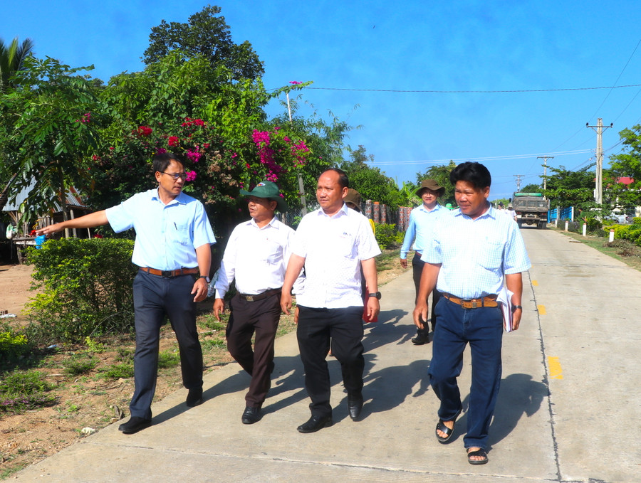 Phó Bí thư Tỉnh ủy Gia Lai Rah Lan Chung (thứ 2 bên phải) cùng đoàn công tác khảo sát tại làng Lợt, xã Đak Hlơ, huyện Kbang. Ảnh: Ngọc Minh Phó Bí thư Tỉnh ủy Gia Lai Rah Lan Chung (thứ 2 bên phải) cùng đoàn công tác khảo sát tại làng Lợt, xã Đak Hlơ, huyện Kbang. Ảnh: Ngọc Minh