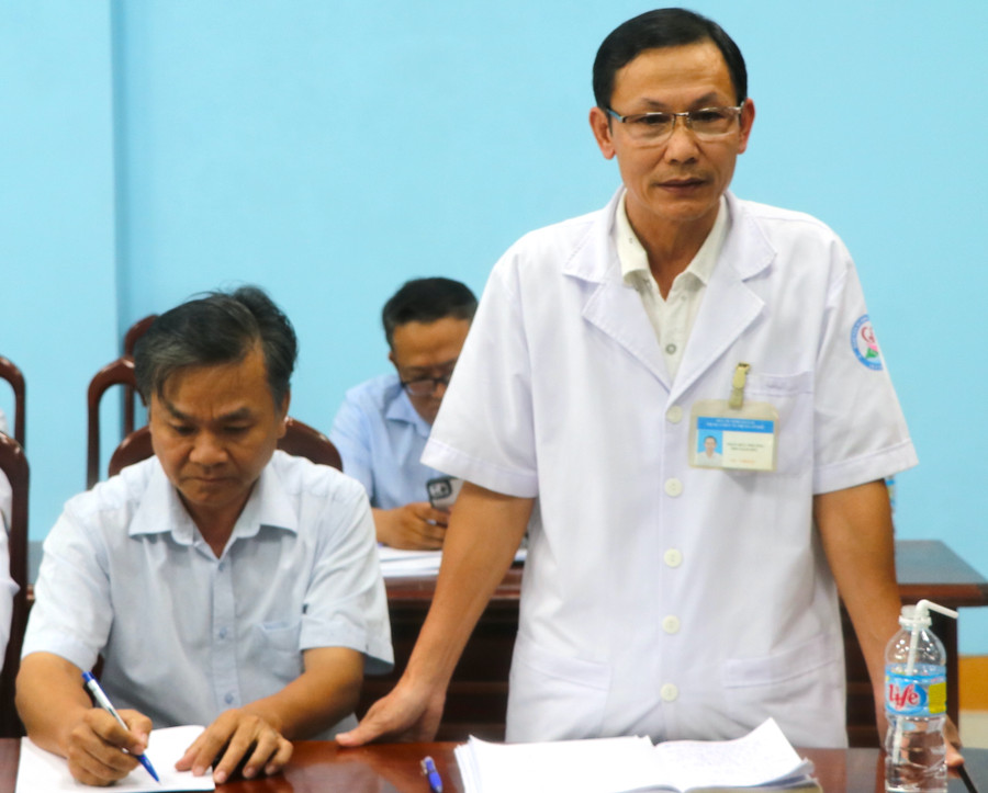 Ông Trần Đức Phương-Phó Giám đốc phụ trách Trung tâm Y tế thị xã An Khê phát biểu tại buổi giám sát. Ảnh: Ngọc Minh