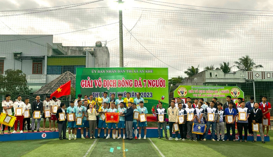 Ban tổ chức tặng cúp, giấy chứng nhận cho các đội đạt giải tại Giải vô địch bóng đá nam 7 người thị xã An Khê. Ảnh: Ngọc Minh