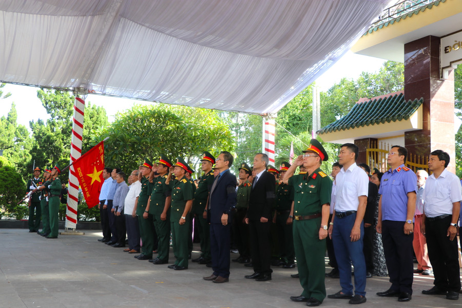 Toàn cảnh lễ truy điệu và an táng 5 hài cốt liệt sĩ hy sinh trong kháng chiến chống Mỹ cứu nước. Ảnh: Ngọc Minh
