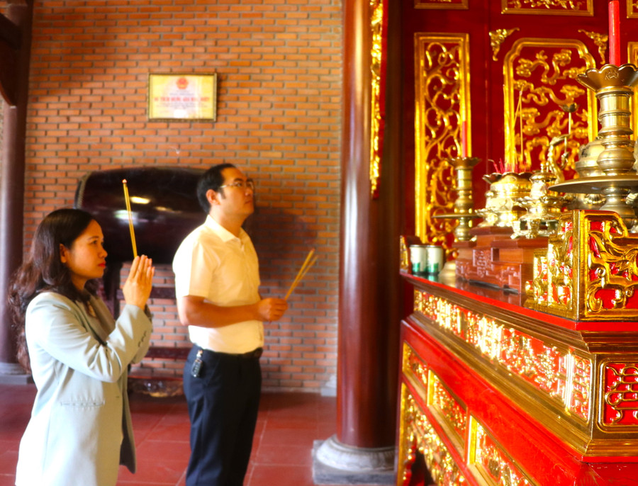 Tỉnh ủy viên, Phó Trưởng Đoàn Đại biểu Quốc hội Siu Hương dâng hương tại Điện thờ Tây Sơn Tam kiệt thuộc khu di tích lịch sử Tây Sơn Thượng đạo. Ảnh: Ngọc Minh