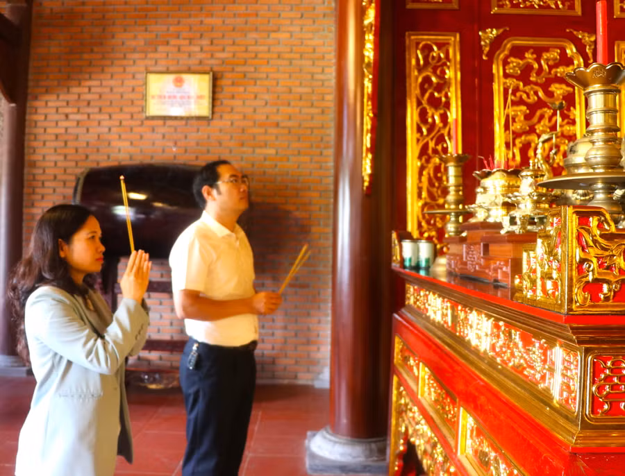 Tỉnh ủy viên, Phó Trưởng Đoàn Đại biểu Quốc hội Siu Hương dâng hương tại Điện thờ Tây Sơn Tam kiệt thuộc khu di tích lịch sử Tây Sơn Thượng đạo. Ảnh: Ngọc Minh