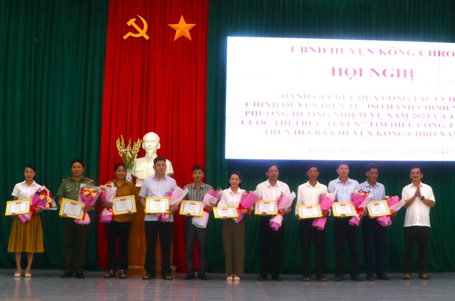 Ông Huỳnh Ngọc Ẩn-Phó Chủ tịch UBND huyện Kông Chro (bìa phải) trao giải cho các thí sinh. Ảnh: Ngọc Minh