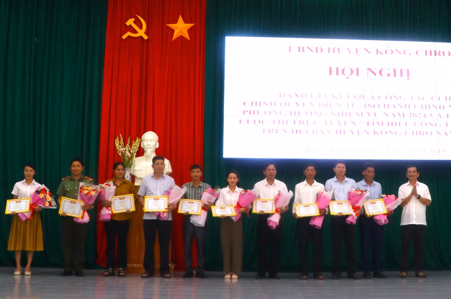 Ông Huỳnh Ngọc Ẩn-Phó Chủ tịch UBND huyện Kông Chro (bìa phải) trao giải cho các thí sinh. Ảnh: Ngọc Minh