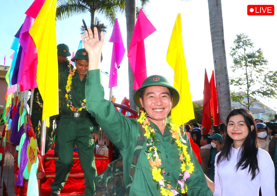Tân binh thị xã An Khê hăng hái lên đường tòng quân, thực hiện nghĩa vụ thiêng liêng bảo vệ Tổ quốc. Ảnh: Ngọc Minh
