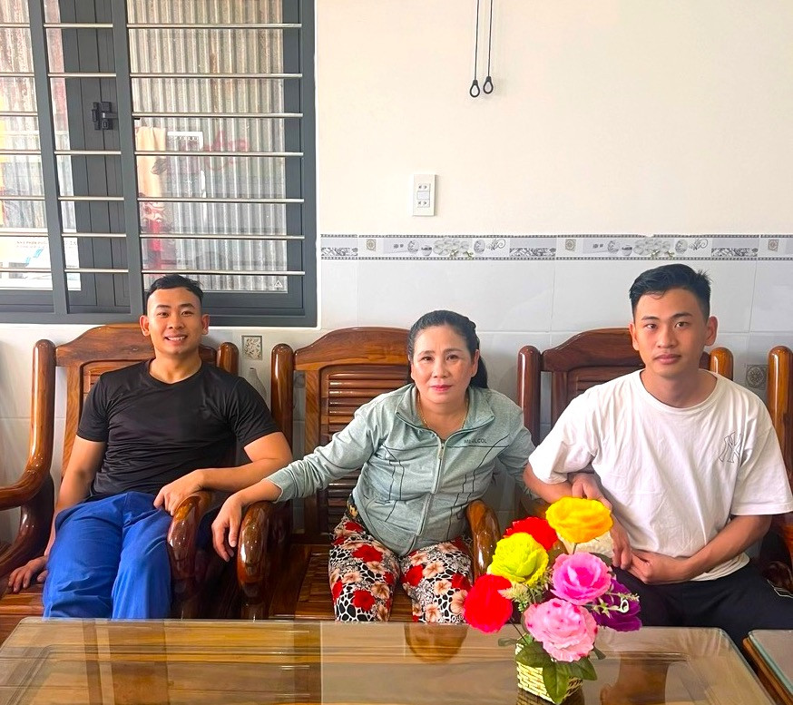 Bà Trần Thị Lang tự hào về 2 người con trai Từ Tấn Ngọc (bìa trái) và Từ Tấn Ngà đã viết đơn tình nguyện nhập ngũ: Ảnh: Ngọc Minh Bà Trần Thị Lang tự hào về 2 người con trai Từ Tấn Ngọc (bìa trái) và Từ Tấn Ngà đã viết đơn tình nguyện nhập ngũ: Ảnh: Ngọc Minh